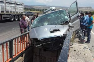 Otomobil köprüde asılı kaldı: 1 ölü, 3 yaralı