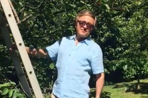Erol Evgin bahçede stres attı