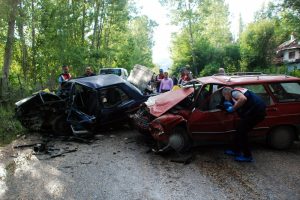 Kafa kafaya çarpıştılar: 1 ölü, 12 yaralı