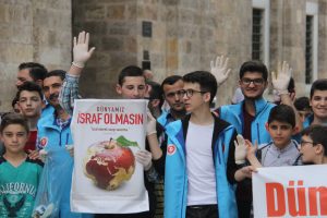 Bursa'da öğrenciler çevre temizliği yaptı