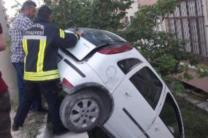 Köpeğe çarpmamak için kaza yaptı