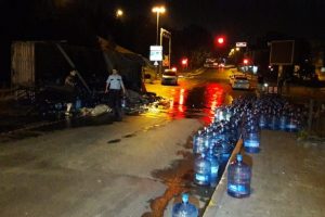 TEM'de kamyon devrildi: Su damacanaları yola savruldu