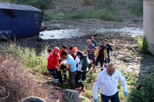 Yoldan çıkan TIR viyadükten uçtu