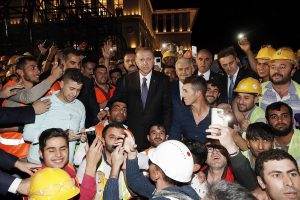 Cumhurbaşkanı Erdoğan inşaat işçileriyle sohbet etti