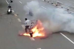 Motosiklet bir anda alev aldı!