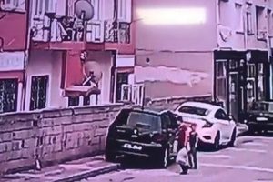 4'üncü kattan otomobilin üzerine düştü!