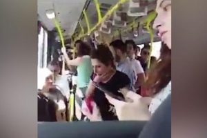Metrobüs böyle kavga görmedi! ''Senin üzerine kusarım''