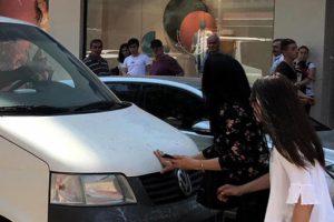 Genç kadın yaya geçidinde isyan etti, araca böyle yol vermedi!
