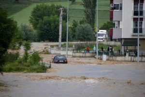 Evleri su bastı, araçlar yolda kaldı