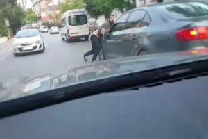 Otomobiline çarpan aracı böyle durdurmak istedi