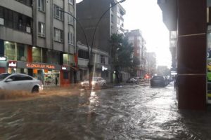 Bandırma ve Erdek'te ani yağış ve fırtına etkili oldu