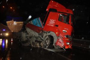 TIR bariyerlere çarptı