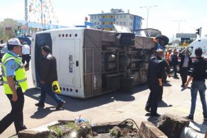 Asker taşıyan midibüs polis aracıyla çarpıştı!