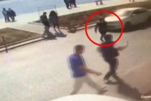Genç kız feci kazadan saniyelerle kurtuldu!
