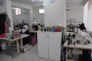 Suriyeli yetim anneleri meslek öğrenip para kazanıyor