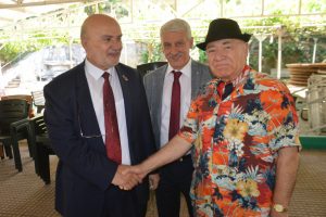 Bursa Milletvekili adayı Yelis, huzurevini ziyaret ederek yaşlılara gül dağıttı