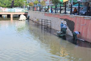 Bursa Gemlik çarşı deresi temizleniyor