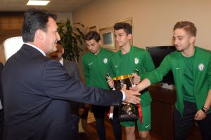 Bursa'da Başkan Dündar şampiyon Hürriyetspor'u ağırladı