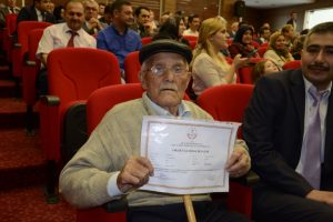 82 yaşında okur yazar oldu