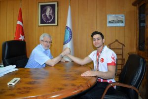 Bursalı tıpçı Said, Avrupa'nın bileğini büktü