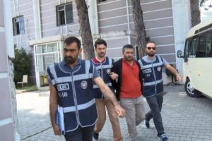 Minibüs şoförü polise kemerle saldırdı!
