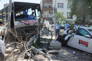 Midibüs, otomobil ve motosikleti sürükledi: 4 yaralı