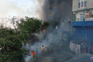 Yamaçtaki evlere ulaşan yangın korkuttu