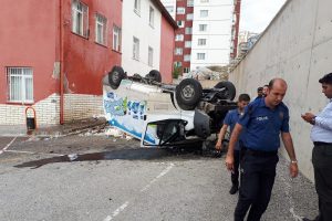 Ankara'da minibüs okulun bahçesine uçtu