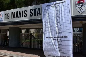 Başkan, borçların yazılı olduğu pankartı stat kapısına astırdı