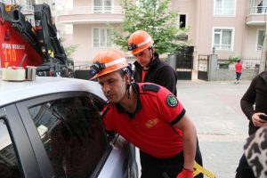 1 yaşındaki çocuk otomobilde mahsur kaldı