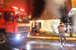 Ayazağa'da metruk binada yangın