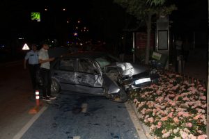 Karşı şeride geçen otomobil, bankete çarparak durabildi