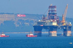 Dev petrol arama platformu Çanakkale Boğazı'ndan geçti