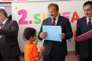 Başbakan Yardımcısı Çavuşoğlu Bursa'da karne dağıttı