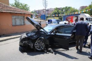 Esenler Belediye Başkanı'nın makam aracı kaza yaptı