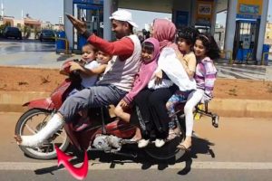 Bir motosiklette 8 kişi! Ayağını gören...