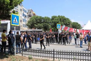Oturma eylemi yapan gruba polis müdahalesi!