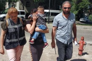 1,5 yaşındaki çocuğuyla yüzünü gizledi