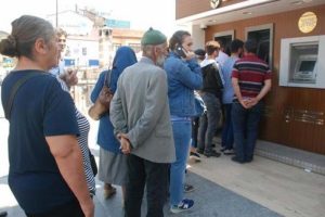 Emekliler bayram ikramiyesi için ATM'lere koştu!