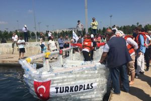 Pet şişelerden yapılan tekne denize indirildi