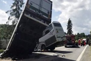 Okul servisi kaza yaptı: 48 yaralı