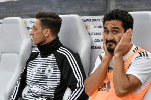 Alman taraftarlardan İlkay ve Mesut'a protesto