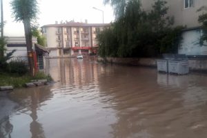 Su borusu patladı: Mahalle göle döndü
