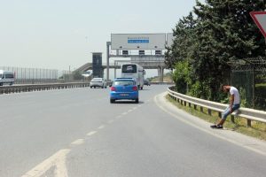 E-5'te uyuşturucu kullanan gencin içler acısı hali kamerada