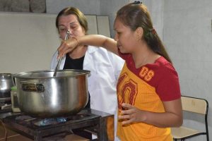 Filipinli gelin Türk yemeklerini öğreniyor