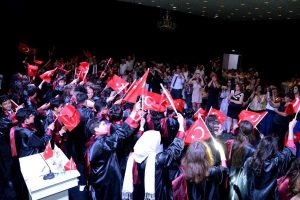 94 öğrenci mezuniyet sevinci yaşadı