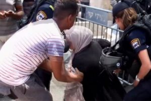 İsrail askerleri Filistinli kadını tartakladı