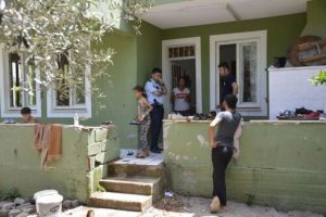 Çocuklarının gözleri̇ önünde bıçaklandı!