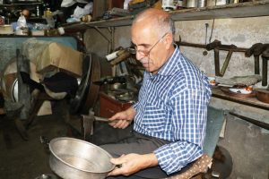 Bakırı sanat eserine dönüştürüyor