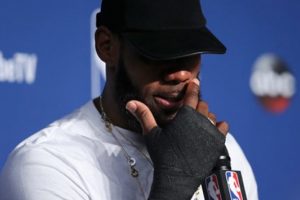 LeBron James son üç maçı kırık elle oynamış!